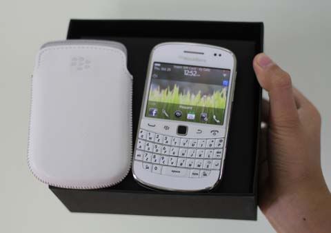 blackberry_bodl_9900_white_2.jpg